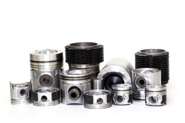 Beyaz bir arka plan üzerinde otomatik piston parçaları, krank