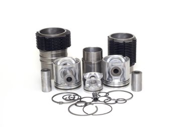 Beyaz bir arka plan üzerinde otomatik piston parçaları, krank