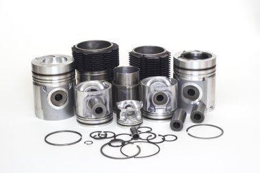 Beyaz bir arka plan üzerinde otomatik piston parçaları, krank