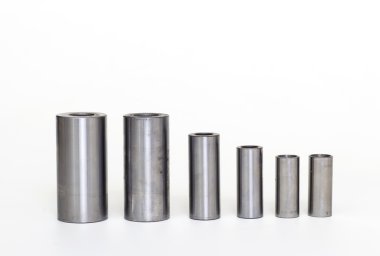 Beyaz bir arka plan üzerinde otomatik piston parçaları, krank