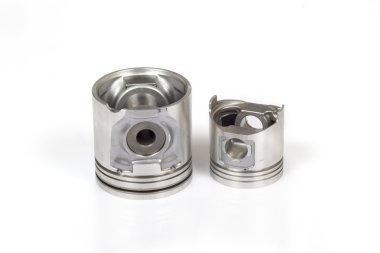 Beyaz bir arka plan üzerinde otomatik piston parçaları, krank