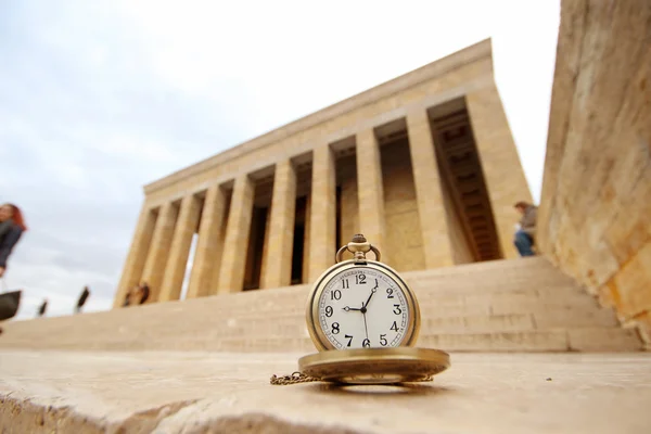 Turkiet, Ankara, Ataturks Mausoleum och tiden passerar 09:05 — Stockfoto