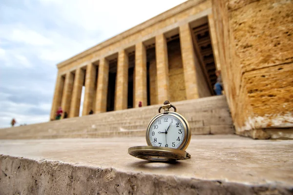 Turquia, Ancara, Mausoléu de Ataturk e o tempo passa 09: 05 — Fotografia de Stock