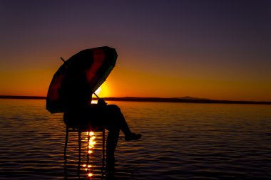 Türkiye'de tuz göl günbatımı siluet şemsiye kadın