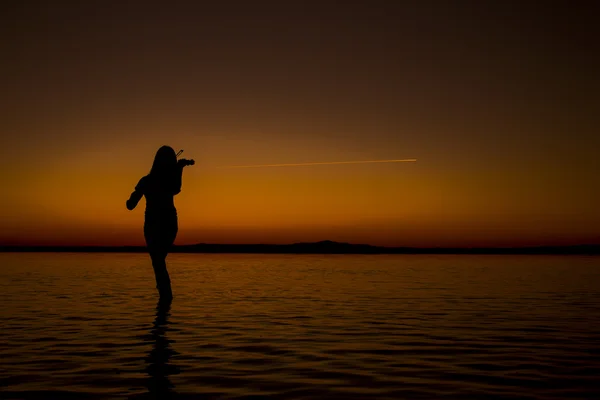 터키, 여성 실루엣 바이올린 소금 호수 일몰 — 스톡 사진