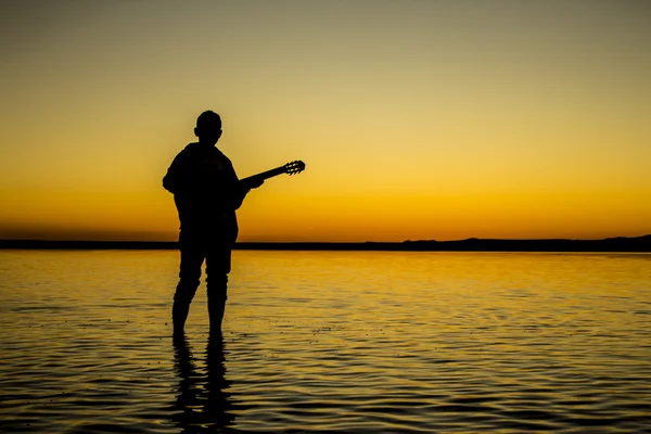 Türkiye, gün batımı gitar gün oynayan bir adam silüeti, Tuz Gölü