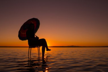 Türkiye'de tuz göl günbatımı siluet şemsiye kadın