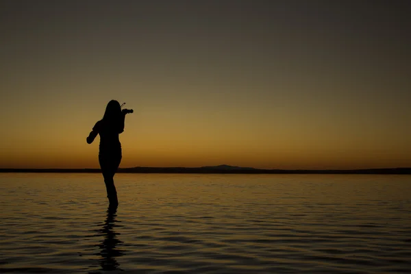 Turkiet, kvinnor silhouette violin Salt lake i solnedgången — Stockfoto