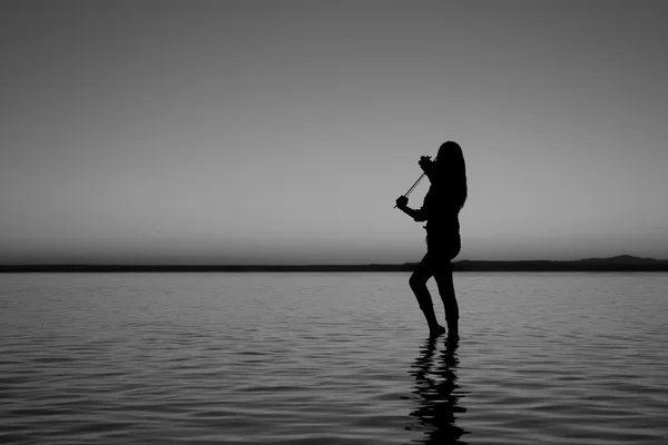 Turkiet, kvinnor silhouette violin Salt lake i solnedgången — Stockfoto