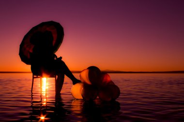 Türkiye'de tuz göl günbatımı siluet şemsiye kadın