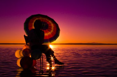 Türkiye'de tuz göl günbatımı siluet şemsiye kadın