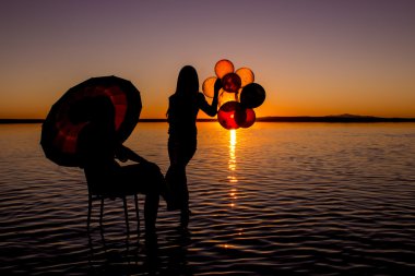Türkiye'de tuz göl günbatımı siluet şemsiye kadın