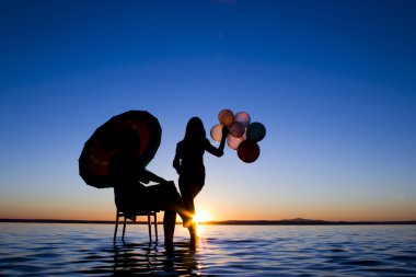 Türkiye'de tuz göl günbatımı siluet şemsiye kadın
