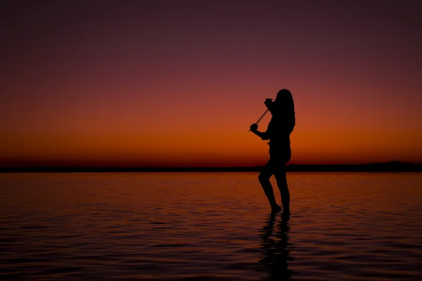 Turkiet, kvinnor silhouette violin Salt lake i solnedgången — Stockfoto