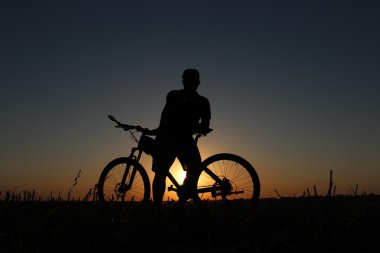 günbatımı ve siluet arka ışık motorcu