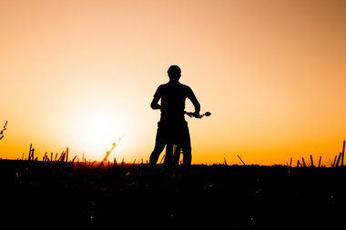 günbatımı ve siluet arka ışık motorcu