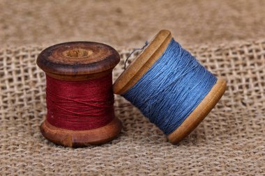 Eski dikiş aksesuarları ve renkli ipler.