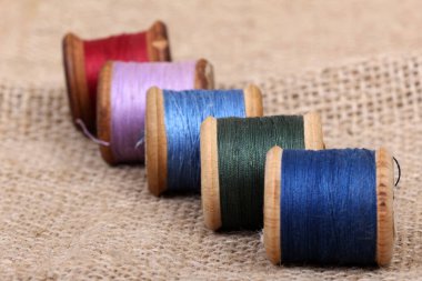 Eski dikiş aksesuarları ve renkli ipler.