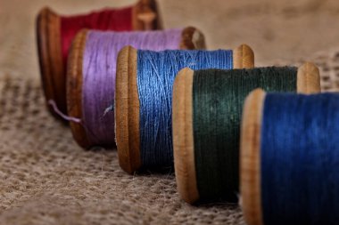 Eski dikiş aksesuarları ve renkli ipler.