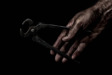 Siyah arkaplanda el ele tutuşan kerpeten