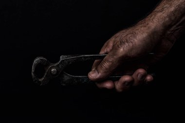 Siyah arkaplanda el ele tutuşan kerpeten