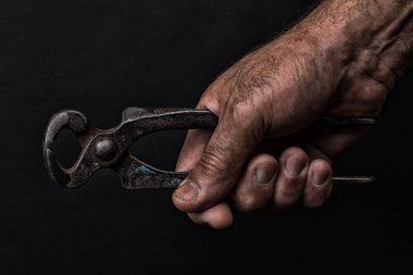 Siyah arkaplanda el ele tutuşan kerpeten