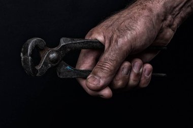 Siyah arkaplanda el ele tutuşan kerpeten