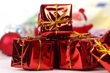 Noel hediye paketleri ve euro parası