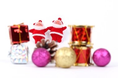 Beyaz arka planda renkli noel topları