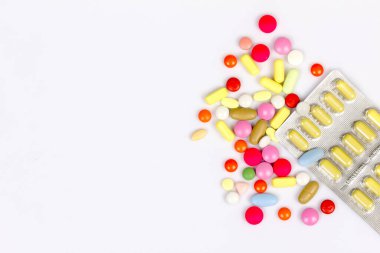 Beyaz arka planda tıbbi uyuşturucu.