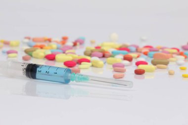 Beyaz arka planda tıbbi uyuşturucu.