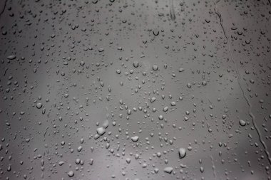 Su bardağa düşer.