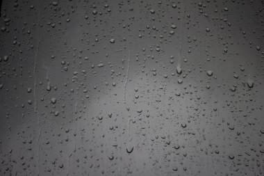 Su bardağa düşer.