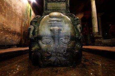 ISTANBUL, TURKEY - 29 Ocak 2016: Bazilika Sarnıcısının içindeki Medusa sütunları. Bazilika Sarnıcı, İstanbul kentinin altındaki yüzlerce antik sarnıçtan en büyüğü..