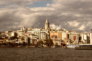 ISTANBUL, TURKEY - 24 Eylül 2016: Eminonu, Galata Köprüsü 'nden deniz ve ev manzaralı Galata Kulesi
