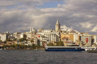 ISTANBUL, TURKEY - 24 Eylül 2016: Eminonu, Galata Köprüsü 'nden deniz ve ev manzaralı Galata Kulesi