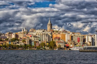 ISTANBUL, TURKEY - 24 Eylül 2016: Eminonu, Galata Köprüsü 'nden deniz ve ev manzaralı Galata Kulesi