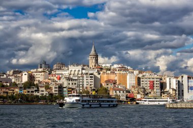 ISTANBUL, TURKEY - 24 Eylül 2016: Eminonu, Galata Köprüsü 'nden deniz ve ev manzaralı Galata Kulesi