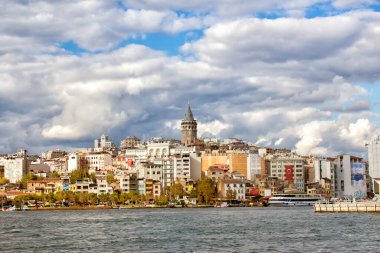 ISTANBUL, TURKEY - 24 Eylül 2016: Eminonu, Galata Köprüsü 'nden deniz ve ev manzaralı Galata Kulesi