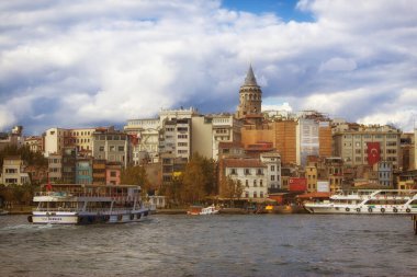 ISTANBUL, TURKEY - 24 Eylül 2016: Eminonu, Galata Köprüsü 'nden deniz ve ev manzaralı Galata Kulesi