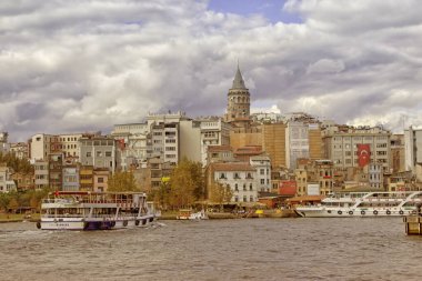 ISTANBUL, TURKEY - 24 Eylül 2016: Eminonu, Galata Köprüsü 'nden deniz ve ev manzaralı Galata Kulesi
