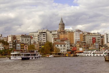 ISTANBUL, TURKEY - 24 Eylül 2016: Eminonu, Galata Köprüsü 'nden deniz ve ev manzaralı Galata Kulesi