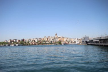 ISTANBUL, TURKEY - 24 Eylül 2016: Eminonu, Galata Köprüsü 'nden deniz ve ev manzaralı Galata Kulesi