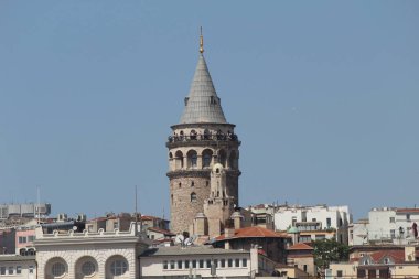 ISTANBUL, TURKEY - 24 Eylül 2016: Eminonu, Galata Köprüsü 'nden deniz ve ev manzaralı Galata Kulesi