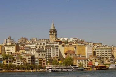 ISTANBUL, TURKEY - 24 Eylül 2016: Eminonu, Galata Köprüsü 'nden deniz ve ev manzaralı Galata Kulesi
