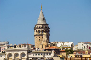 ISTANBUL, TURKEY - 24 Eylül 2016: Eminonu, Galata Köprüsü 'nden deniz ve ev manzaralı Galata Kulesi