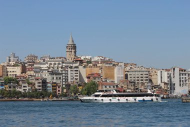 ISTANBUL, TURKEY - 24 Eylül 2016: Eminonu, Galata Köprüsü 'nden deniz ve ev manzaralı Galata Kulesi