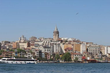 ISTANBUL, TURKEY - 24 Eylül 2016: Eminonu, Galata Köprüsü 'nden deniz ve ev manzaralı Galata Kulesi