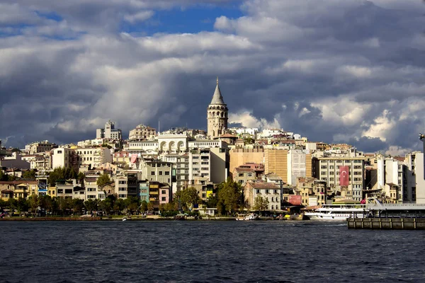 ISTANBUL, TURKEY - 24 Eylül 2016: Eminonu, Galata Köprüsü 'nden deniz ve ev manzaralı Galata Kulesi