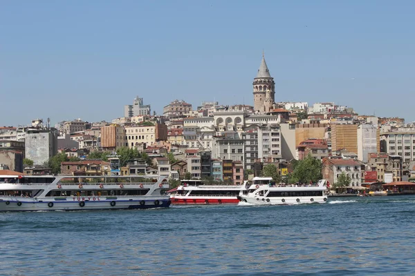ISTANBUL, TURKEY - 24 Eylül 2016: Eminonu, Galata Köprüsü 'nden deniz ve ev manzaralı Galata Kulesi